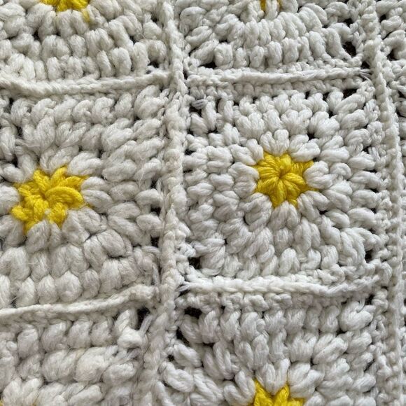 Beautiful white and yellow granny square blanket with ruffle scalloped edges - Picture 5 of 8
